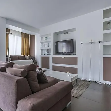 Victor Hugo Carrefour Pompe 16e Proche Etoile Et Tour Eiffel