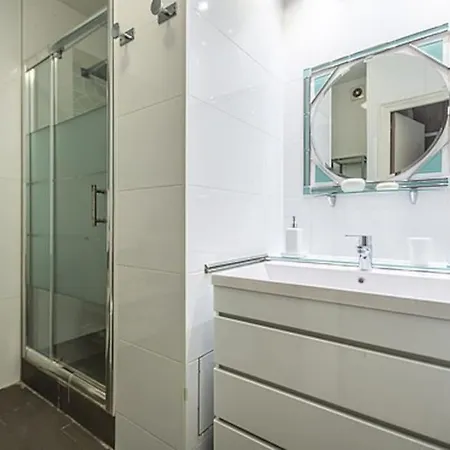 Victor Hugo Carrefour Pompe 16e Proche Etoile Et Tour Eiffel Paris