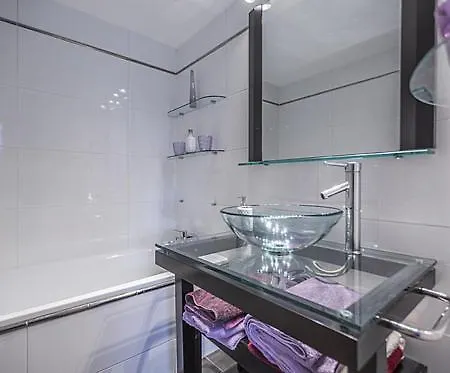 Victor Hugo Carrefour Pompe 16e Proche Etoile Et Tour Eiffel Paris